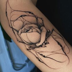 Calavera Tattoo Studio - Rosa surrealista con patas de araña en blackwork