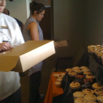 Yummy Cupcakes - Setting up the Yummy Cupcakes. - Desserts Near Me - Burbank, California
