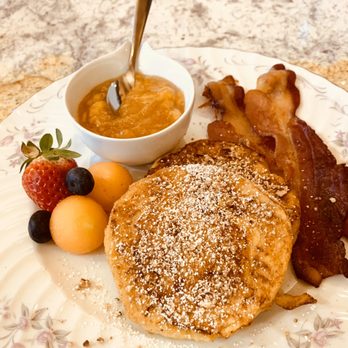 Southern Seasons Inn - Vanilla French toast rounds served with a warm peach purée, applewood bacon slices and fresh melon berry medley. - Bed & Breakfast Near Me - Clarkesville, Georgia Southern Seasons Inn - Vanilla French toast rounds served with a warm peach purée, applewood bacon slices and fresh melon berry medley. - Bed & Breakfast Near Me - Clarkesville, Georgia