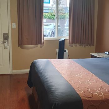 Marina Inn - Bedroom from bathroom - Hotels Near Me - Berkeley, California