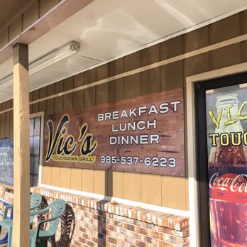 Vic's Touchdown Grill - Outside of restaurant. Try not to miss it! - Beer Bar Near Me - Raceland, Louisiana