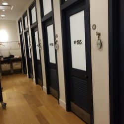 American Eagle Outfitters - Fitting Rooms