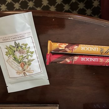 Hotel Diamond - Complimentary chocolate and nuts from Chico (sorry the pic is upside down) - Hotels Near Me - CHICO, California