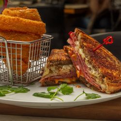 Angelinas Diner - Pastrami Reuben