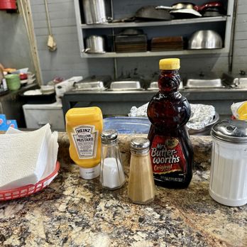 Big Al's Deli - The counter and steam table behind it - Southern Near Me - Nashville, Tennessee