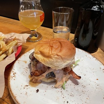 Doc Ponds - Double Smash Burger - Bars Near Me - Stowe, Vermont