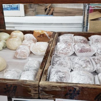 Kogetsu-do - Display of regular mochi - Shaved Ice Near Me - Fresno, California