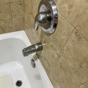 Paso Robles Inn - The tub looked dirty. - Hotels Near Me - Paso Robles, California