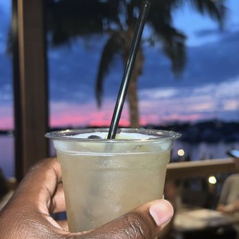 Finn’s Dockside Bar & Grill - Margarita - Sports Bars Near Me - Apollo Beach, Florida