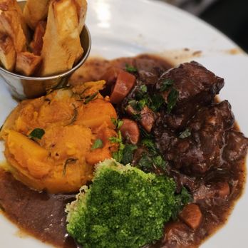 Au Petit Fer a Cheval - beef bourginon - French Near Me - Paris