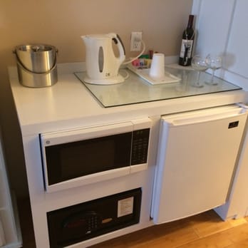 Hummingbird Inn - Microwave and fridge in bungalow room - Hotels Near Me - Ojai, California