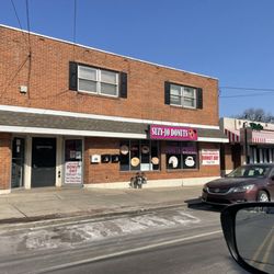 Suzy-Jo Donuts - Store front