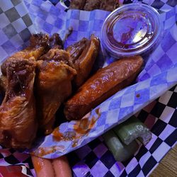 Harrys Lounge - 8 Wings and 6 Cheese Sticks