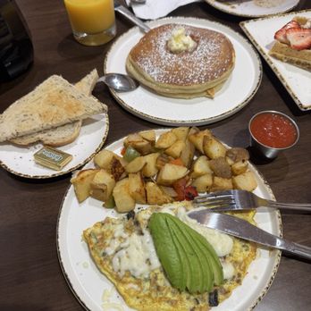 Jinky’s Cafe - Butter milk Pancakes and Jinkys Favorite omelette - Breakfast & Brunch Near Me - Los Angeles, California