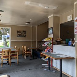 Starr's Pizza - Cute place. Spacious with nice light, spaced tables.