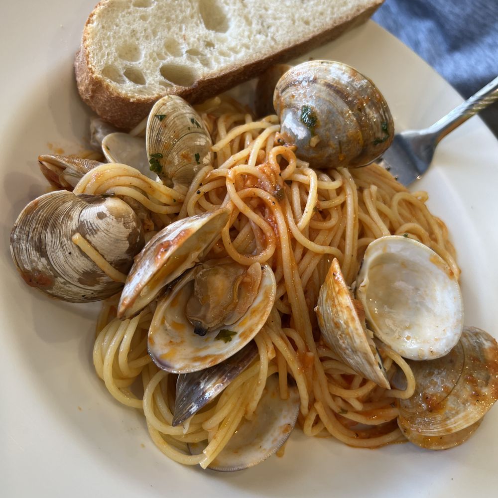 spaghetti and clams red sauce spaghetti and clams red sauce