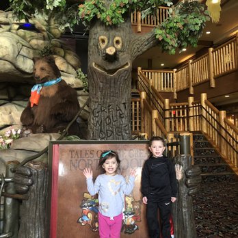 Great Wolf Lodge - Lobby area - Hotels Near Me - Niagara Falls, Ontario Great Wolf Lodge - Lobby area - Hotels Near Me - Niagara Falls, Ontario