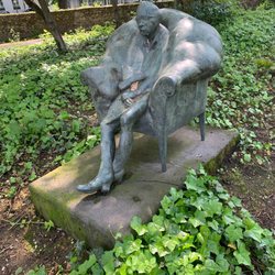 Alte Frau im Sessel - Sie ist immer noch da. She is still there.