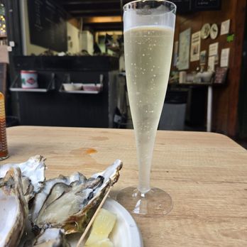 Richard Haward's Oysters - Prosecco - Seafood Markets Near Me - London, XGL Richard Haward's Oysters - Prosecco - Seafood Markets Near Me - London, XGL