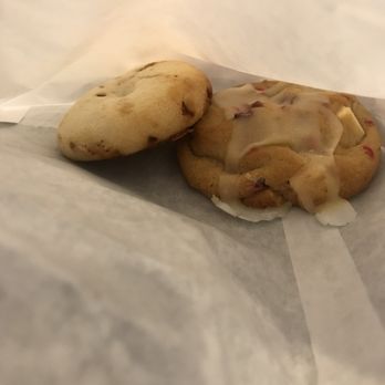 Maple Leaf Diner - Dulce de leche cookie, raspberry cookie - American Near Me - Dallas, Texas
