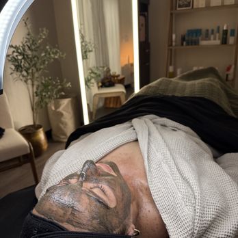 Grounded Wellness - Guest enjoying her 60 min bespoke facial - featuring a custom mud mask to work on acne, pigmentation, texture,
and congestion in the pores - Eyebrow Services Near Me - San Antonio, Texas