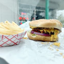 Bill's Market & Deli - Double cheese burger