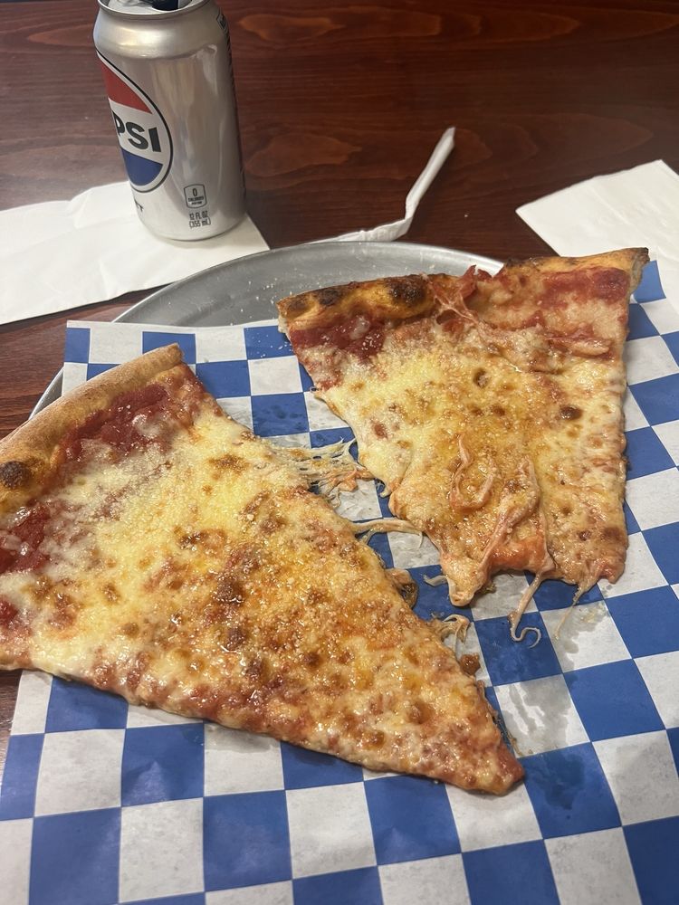 Nia's Pizzeria Logo