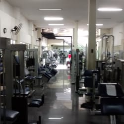 Academia Power Gym - Meiuca da academia com estação de polias alta e baixa e equipamentos de glúteo, perna, abdominal e superior