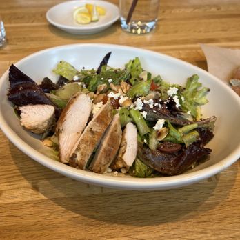 True Food Kitchen - Mediterranean salad with grilled chicken - New American Near Me - Austin, Texas True Food Kitchen - Mediterranean salad with grilled chicken - New American Near Me - Austin, Texas