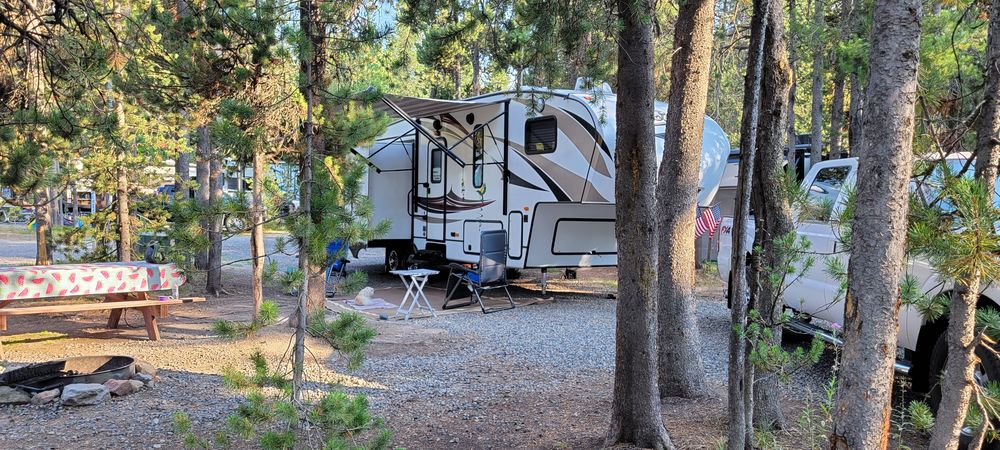 Yellowstone RV Park at Mack's Inn Logo