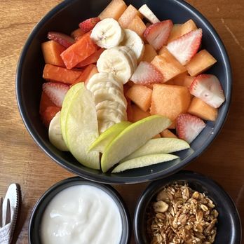 Bajo Cafe - Fresh fruit with yogurt and granola - Coffee & Tea Near Me - Playa del Carmen, ROO Bajo Cafe - Fresh fruit with yogurt and granola - Coffee & Tea Near Me - Playa del Carmen, ROO