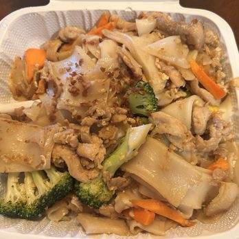 Thong's Thai Lunch Wagon - Chicken pad se ew - Food Trucks Near Me - Waipahu, Hawaii