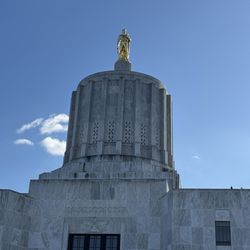Oregon State Capitol - Weird building