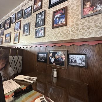 El Cholo - Decor of old school photos and celebrities that visited the LA locations - Mexican Near Me - Salt Lake City, Utah El Cholo - Decor of old school photos and celebrities that visited the LA locations - Mexican Near Me - Salt Lake City, Utah