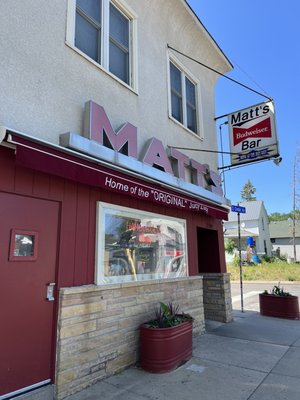 Matt's Bar and Grill by null