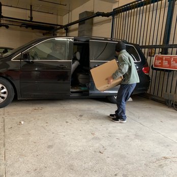 Barry's Best Movers - Putting boxes into my car because they screwed up the loading - Movers Near Me - Sterling, Virginia