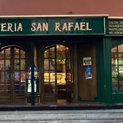 Confitería San Rafael - La confiteria San Rafael en la calle Tajo núm 2 de Dos Hermanas (Sevilla) esquina con Avenida de España.