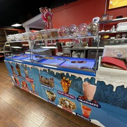 La Ideal Mexican Bakery & Taqueria - Ice cream counter - helado