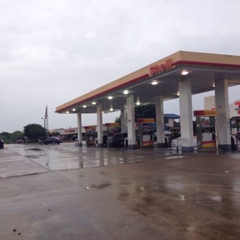 7-Eleven - a gas station on a rainy day - Gas Stations Near Me - Austin, Texas 7-Eleven - a gas station on a rainy day - Gas Stations Near Me - Austin, Texas