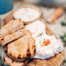 Krasi - Dips (tzatziki, kopanisti, taramosalata, sourdough)