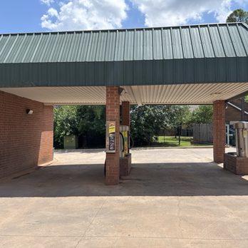 Edmond Auto Wash - Vacuums in the rear - Car Wash Near Me - Edmond, Oklahoma