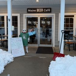 Dave’s Maine Cafe - Exterior is fun. Outdoor seating!