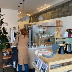 32 Lakes Cafe and Bakery