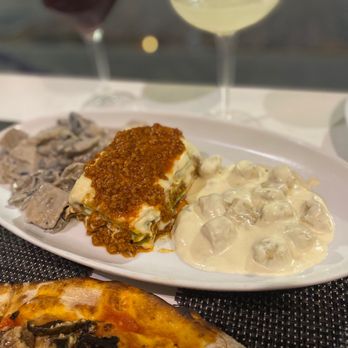 La Famiglia - Sampler Pasta, mushroom ravioli, lasagna and gnocchi - Pizza Near Me - Playa del Carmen, ROO La Famiglia - Sampler Pasta, mushroom ravioli, lasagna and gnocchi - Pizza Near Me - Playa del Carmen, ROO