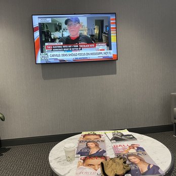 Bentley - Dallas - Lounge area with Television - Auto Repair Near Me - Dallas, Texas Bentley - Dallas - Lounge area with Television - Auto Repair Near Me - Dallas, Texas