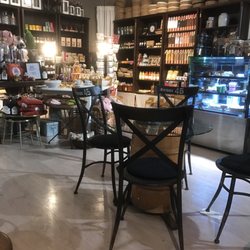 Robert's Coffee - Interior
