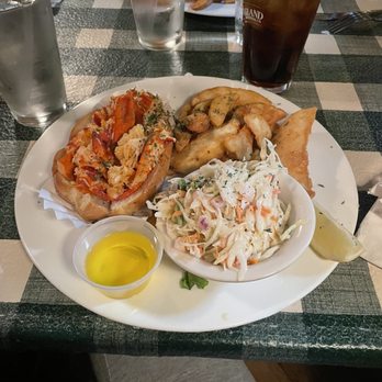 7 Seas Restaurant and Pub - Lobster roll - Seafood Near Me - Milford, Connecticut