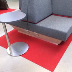 Öbb Lounge - An allen plätzen steckdosen! wenn auch nicht ganz offensichtlich.