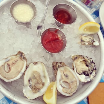 Sam's Chowder House - in order: Bluepoint, Steamboat, Kumamoto - Seafood Near Me - Half Moon Bay, California