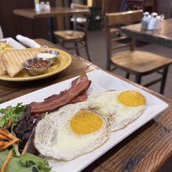 Toasts with 2 eggs and bacon
